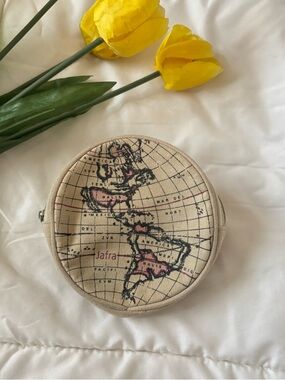 ꨄ︎ Jafra Round Cloth Pouch With A World Map Print